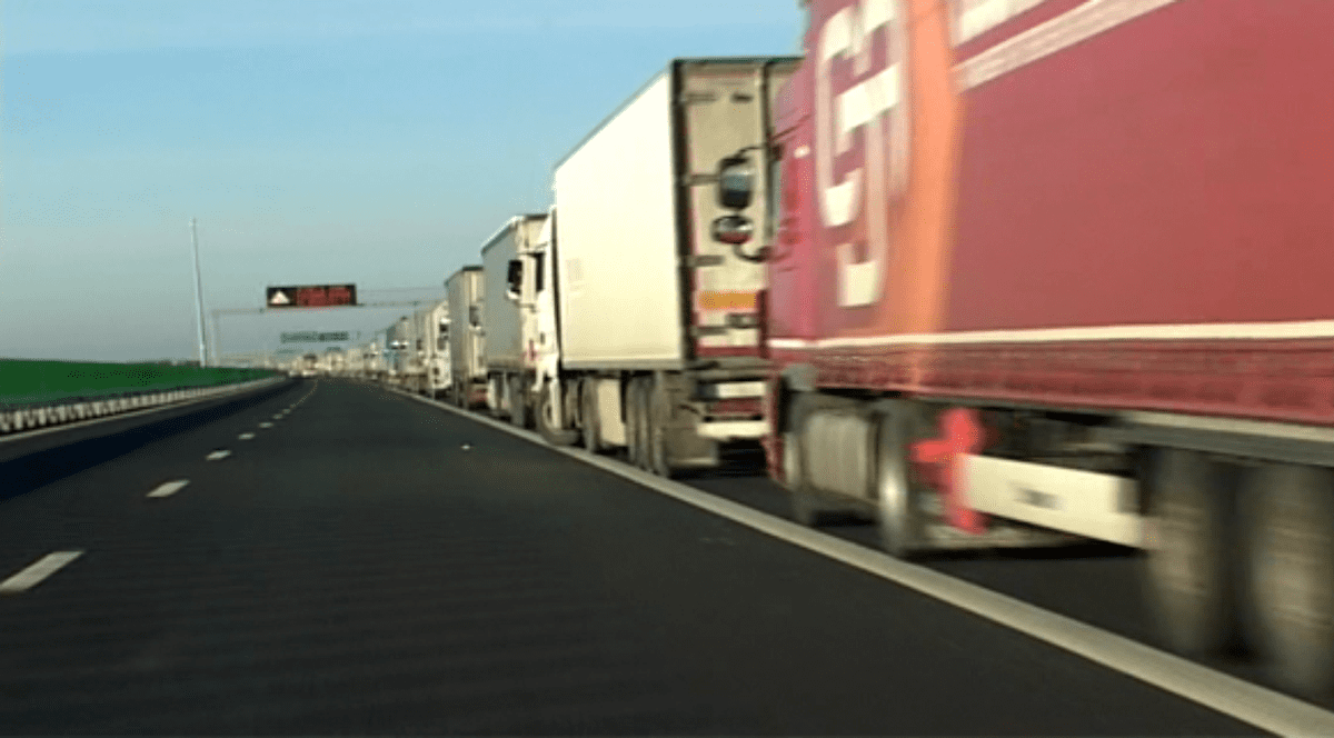 Coloane imense de camioane la granița cu Ungaria. Șoferii așteaptă și 15 ore