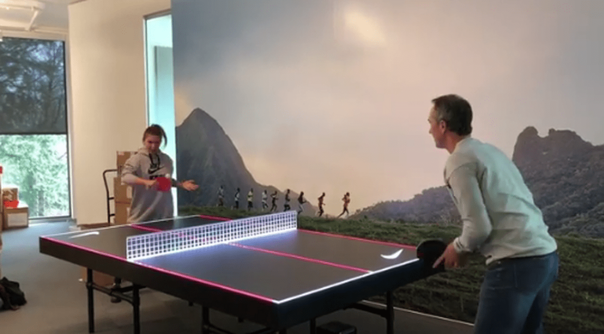 Simona Halep a jucat tenis de masă cu Darren Cahill la sediul noul sponsor. Noi detalii despre contractul cu Nike / VIDEO