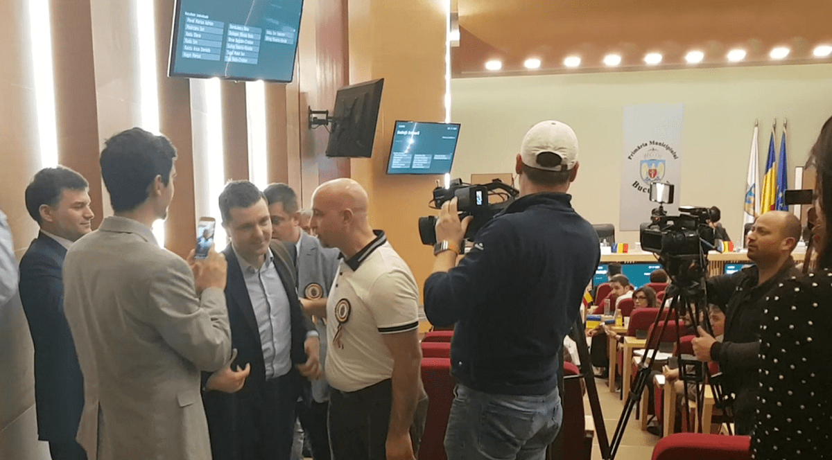 Nicuşor Dan a fost împiedicat să ţină o conferinţă la Primăria Capitalei. Nicușor Dan, în sala de ședințe a Primăriei Capitalei, înconjurat de jurnalisți