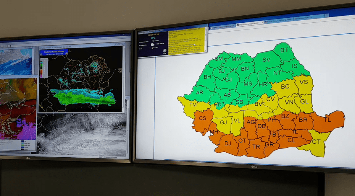 Cum vor afecta România schimbările climatice din lume. Soare puternic, pe fondul unui cer senin, Hărți meteo, pe două monitoare de la ANM