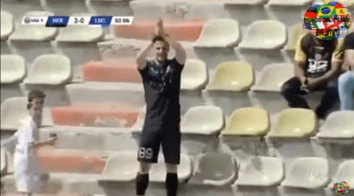 Bucuria lui Ștefan Blănaru a făcut înconjurul lumii. Atacantul s-a aplaudat, după ce a marcat / VIDEO