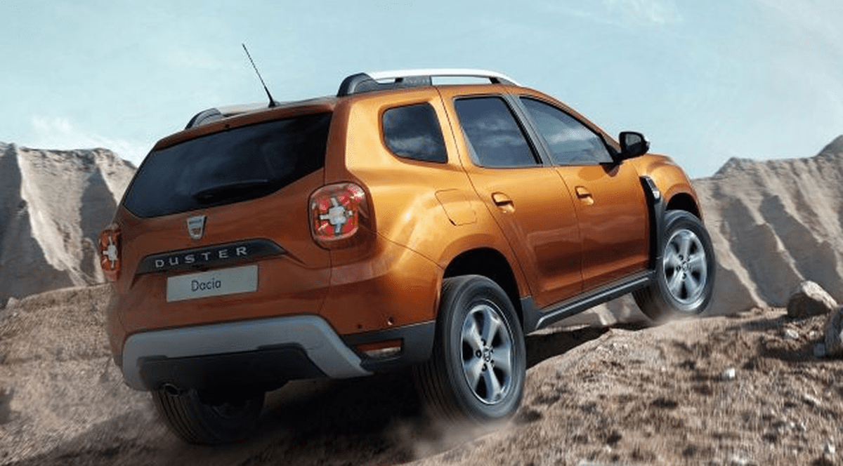 Vânzările de autoturisme Dacia în Europa au scăzut. Spatele unui Duster maro, în timp ce urcă pe un munte