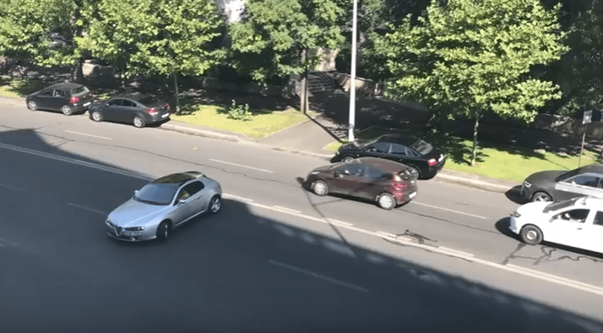 Filmare cu un șofer care întoarce pe loc, de mai multe ori