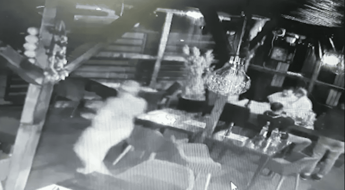 Un polițist a fost bătut de un interlop, într-un restaurant din București. Imagini de pe camera de supraveghere, cu momentul atacului
