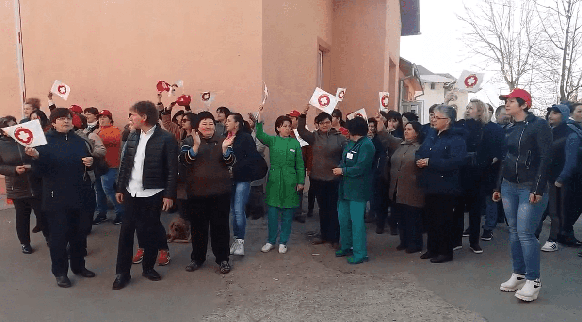 Zeci de asistente, infirmiere si brancarderi ai unui spital de psihiatrie din Vrancea au protestat nemulțumiți de diminuarea veniturilor