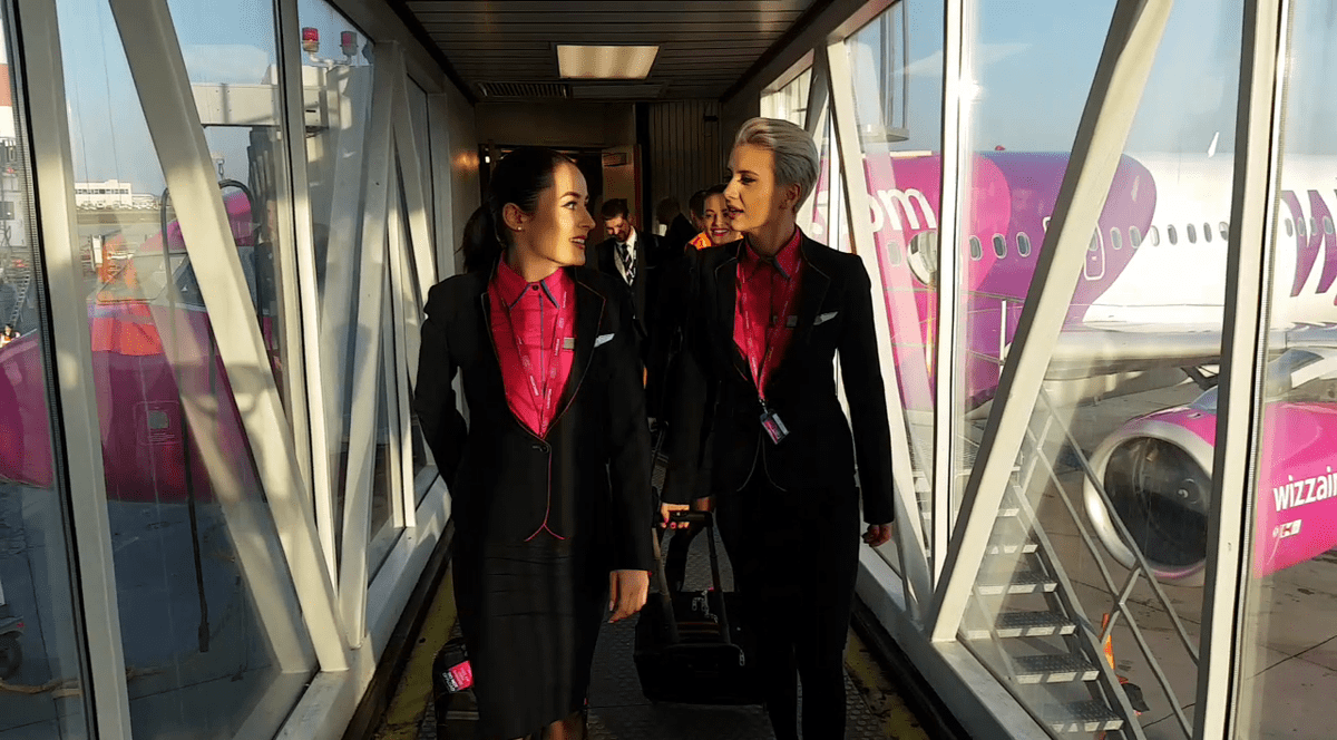 Două stewardese, in timp ce coboară din avion, au povestit reporterilor Libertatea ce fac în timpul liber