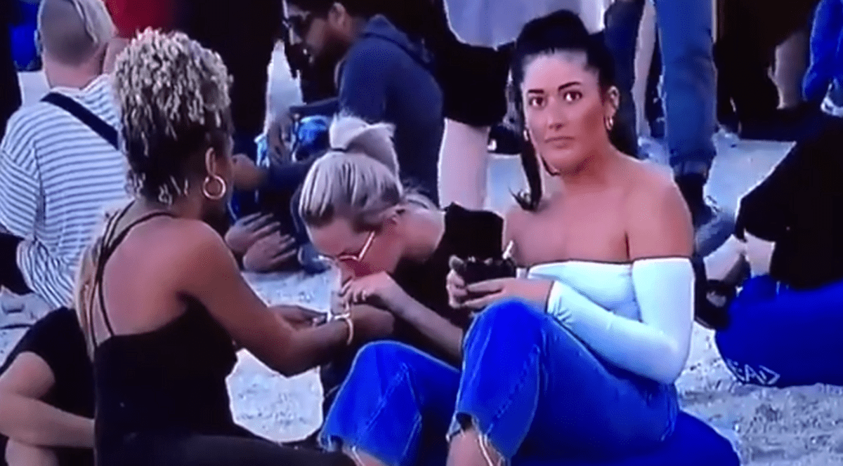 Cele trei tinere filmate când păreau că ”prizează” pe plajă pot scăpa nepedpsite. fere care se droghează pe plajă