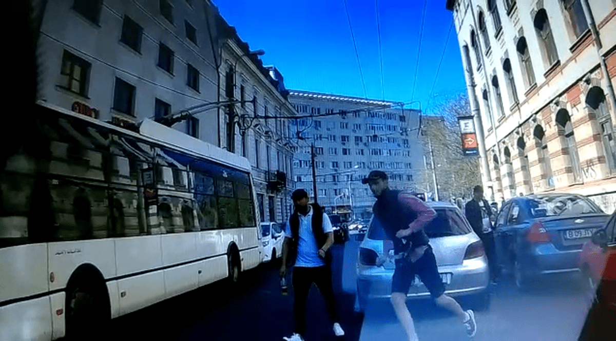 Bătrân de 85 de ani tâlhărit în autobuz de 2.000 de lei. hoți care fug cu o mașină