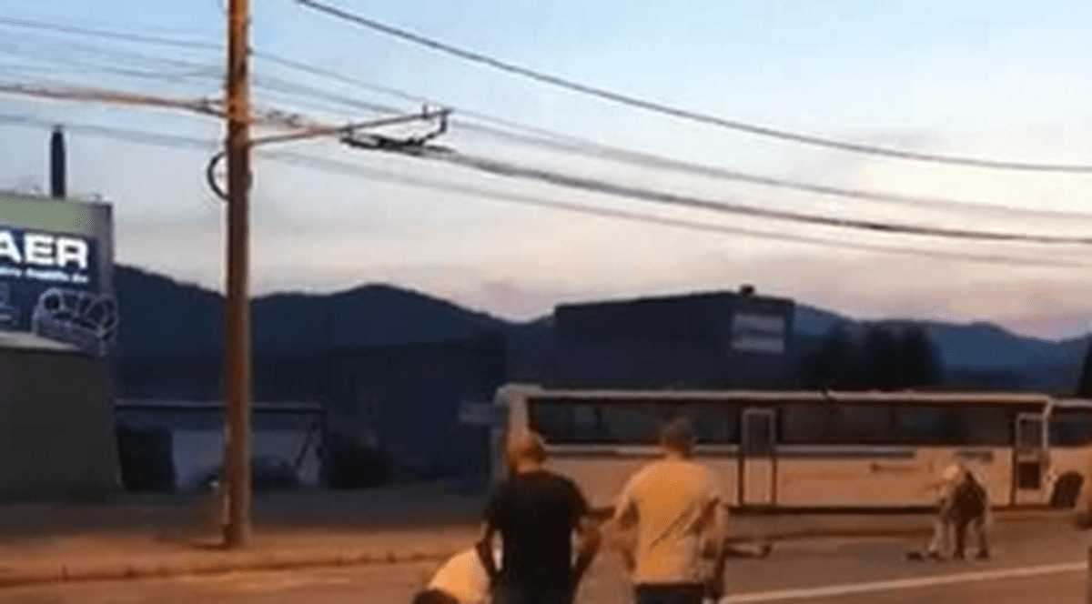 VIDEO/ Tineri bătuţi crunt şi aruncaţi în mijlocul străzii, la Baia Mare