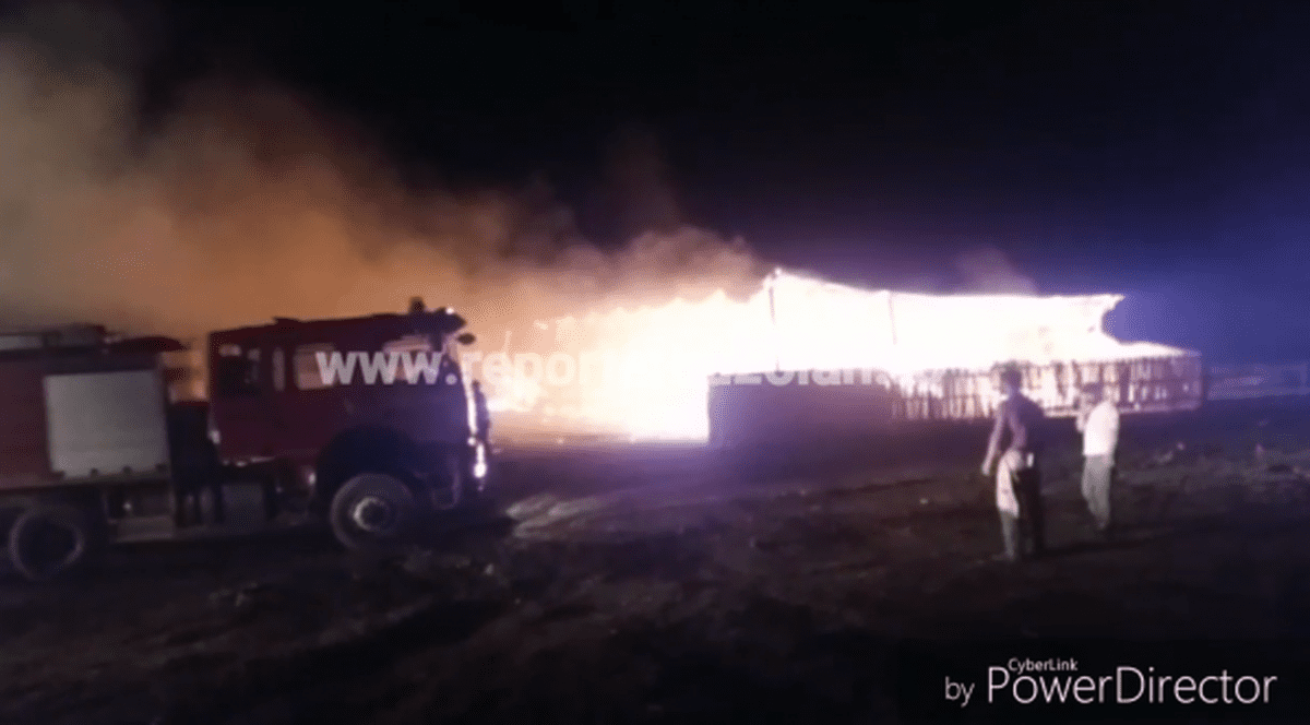 Incendiu violent la o fermă din Buzău. Pompierii s-au luptat cinci ore cu flăcările