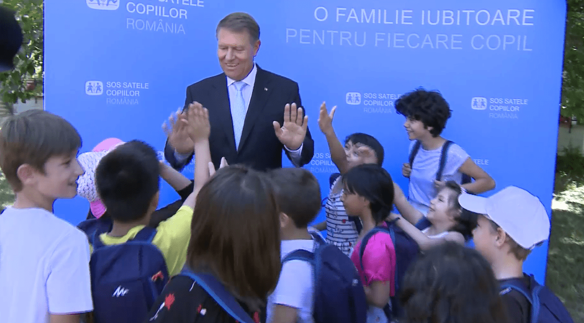 VIDEO/ O zi printre copii. Klaus Iohannis, în vizită la Asociatia SOS Satele Copiilor. A bătut palma cu micuţii şi s-a jucat cu ei