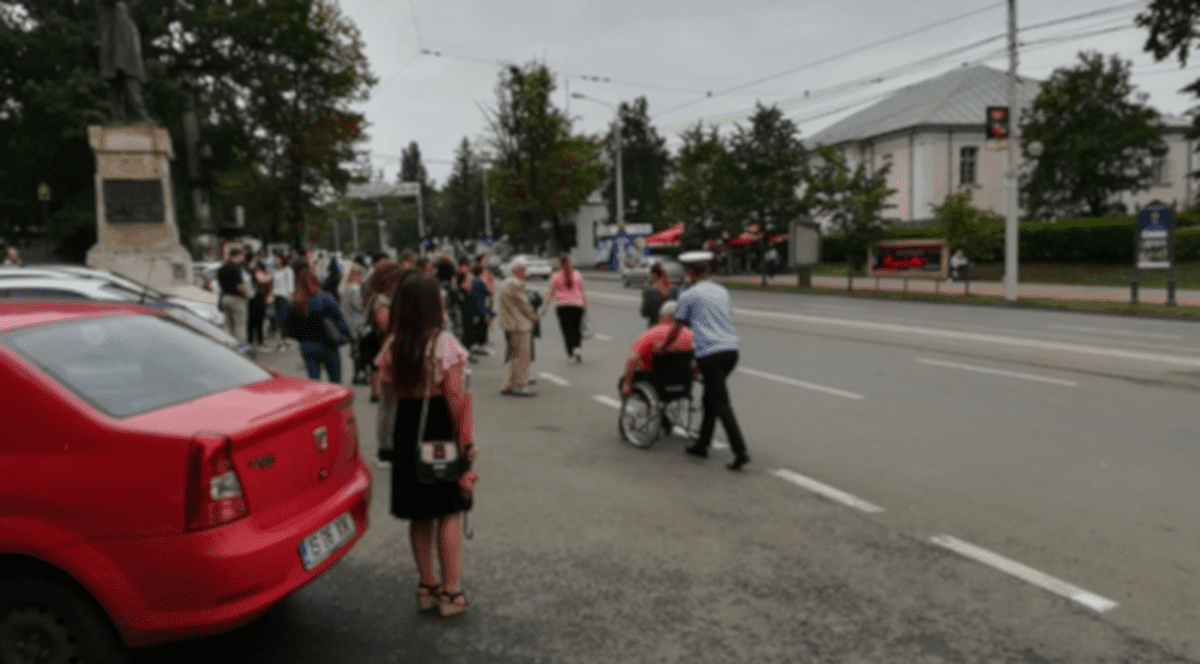 Un polițist de circulație din Iași a împins o persoană aflată în scaun cu rotile până la autobuz.