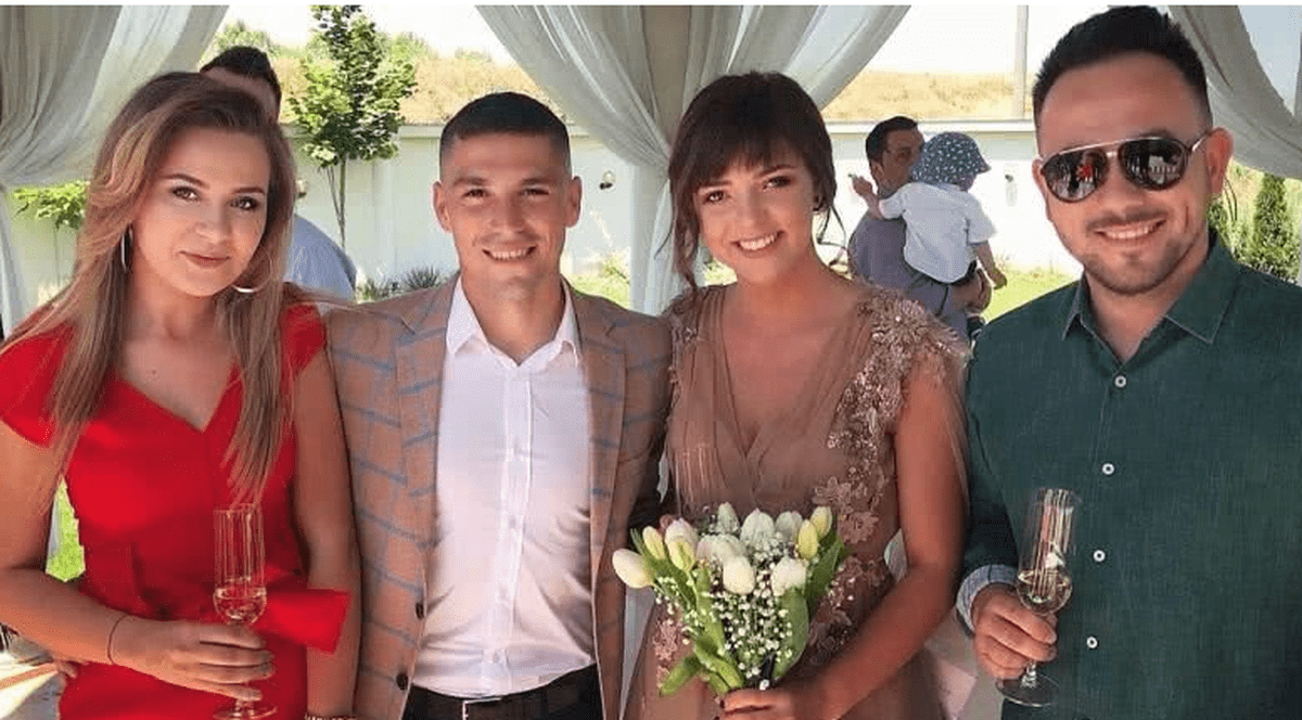 Nicolae Stanciu s-a însurat azi. Tricolorul și frumoasa Andreea Beldean sunt împreună de șase ani. Nicolae și Andreea, în centru, alături de doi prieteni
