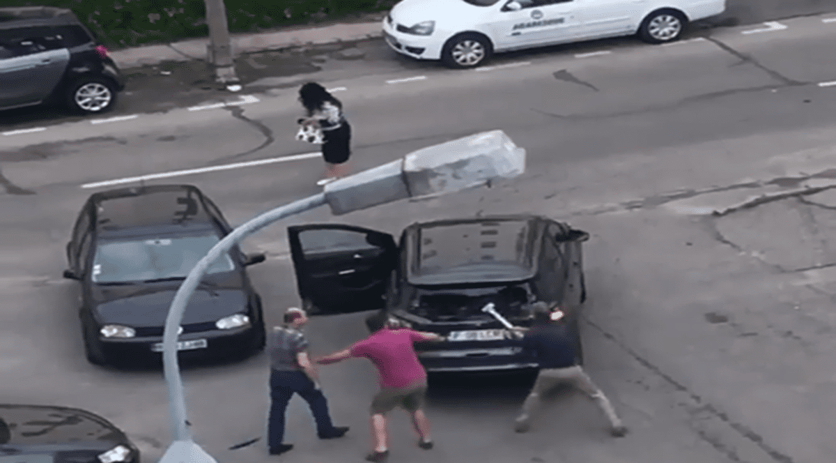 Un bărbat din Pitești și-a lovit vecinul cu un stâlp smuls de pe stradă. Incidentul a fost filmat