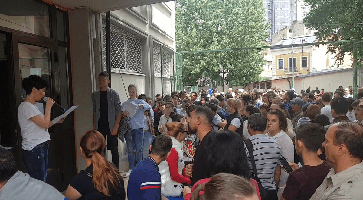 Mai mulți "bani de liceu” pentru elevii defavorizați. Curtea unui liceu, plină de elevi