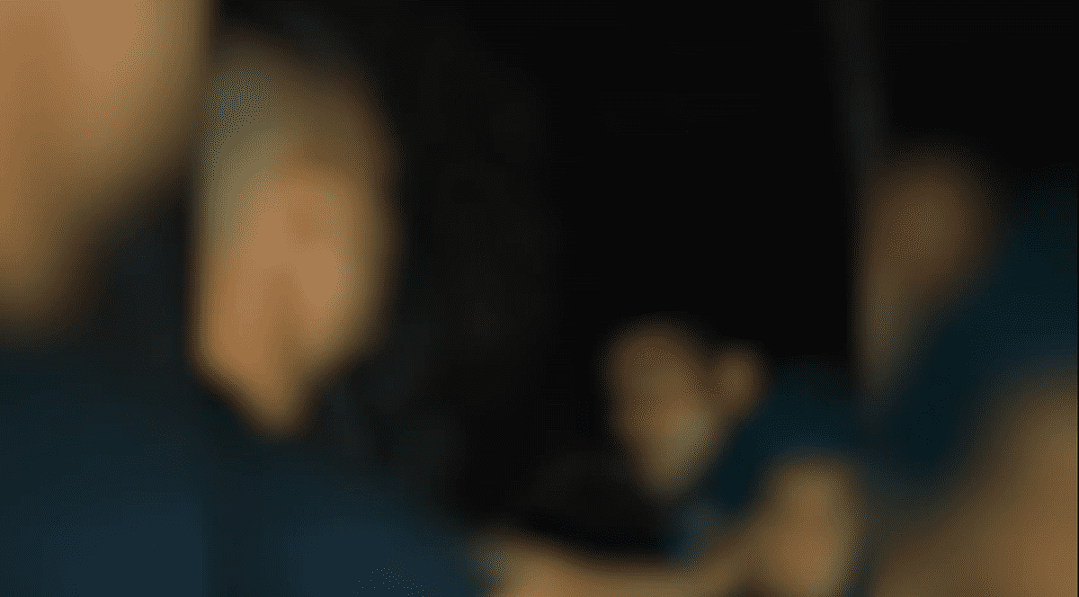 Un tânăr a bătut cu sălbăticie un om al străzii ca să-și sperie fosta iubită. Individul a înregistrat tot și i-a trimis fetei filmarea