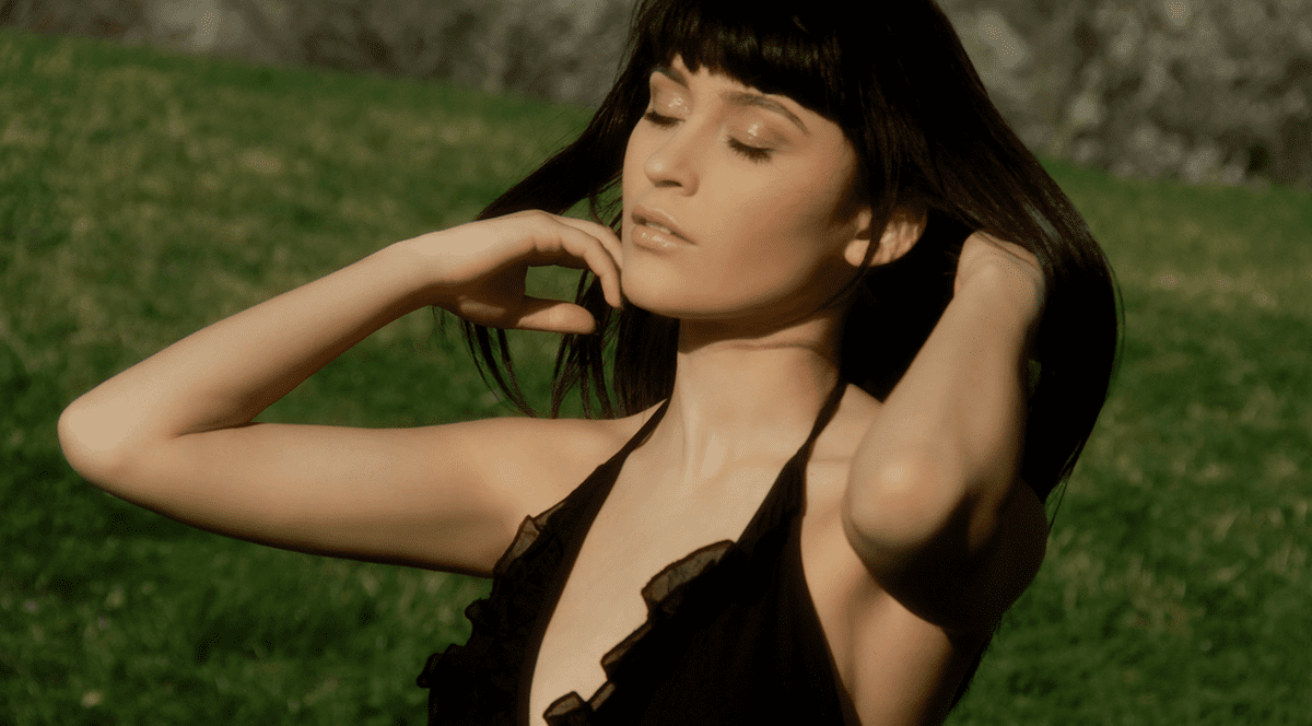 Irina Rimes s-a căsătorit la 22 de ani și a ajuns la divorț. "Trebuia să-l trag mereu din urmă"