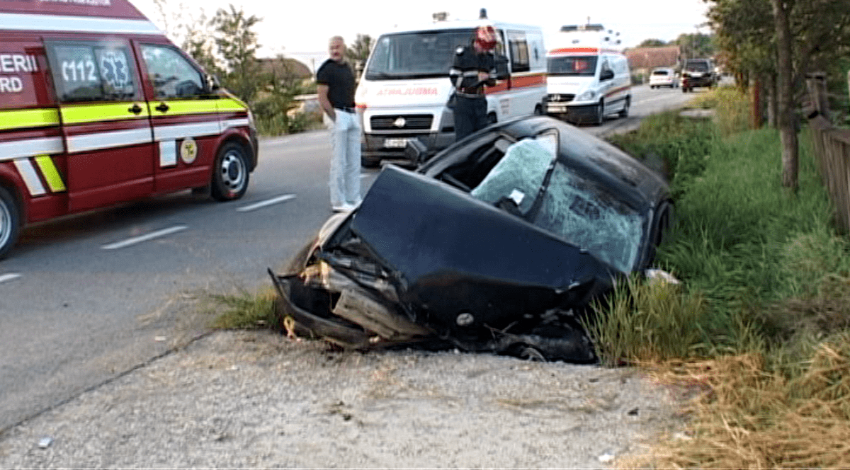 Două autoturisme s-au ciocnit în județul Sălaj. O persoană a murit
