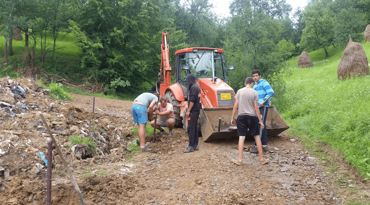 Sătenii dintr-o localitate din Maramureș s-au apucat singuri să-și facă drum. Au strâns bani și au tras la lopată