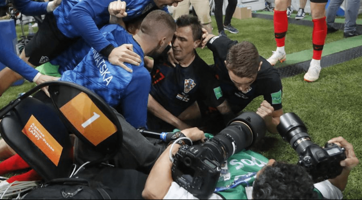 Mario Mandzukic a dărâmat un fotograf, la bucuria de la golul de 2-1