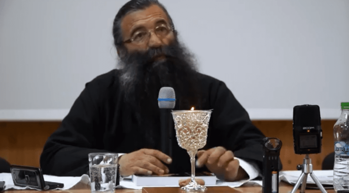 Fetele care poartă pantaloni sunt în pericol. Răspunsul genial al unui preot a devenit viral