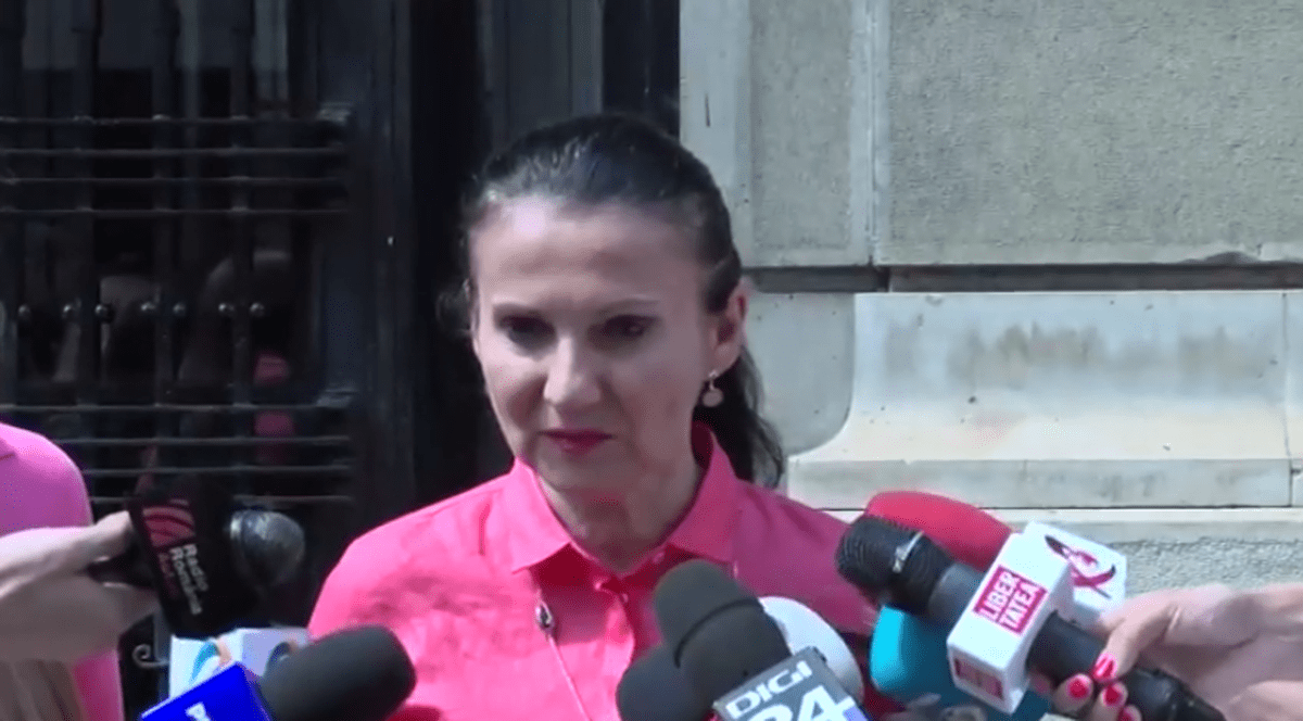 Sorina Pintea, noi detalii despre moartea lui Călin Farcaș. Sorina Pintea, îmbrăcată în roz, în fața sediului Ministerului Sănătății, înconjurată de jurnaliști