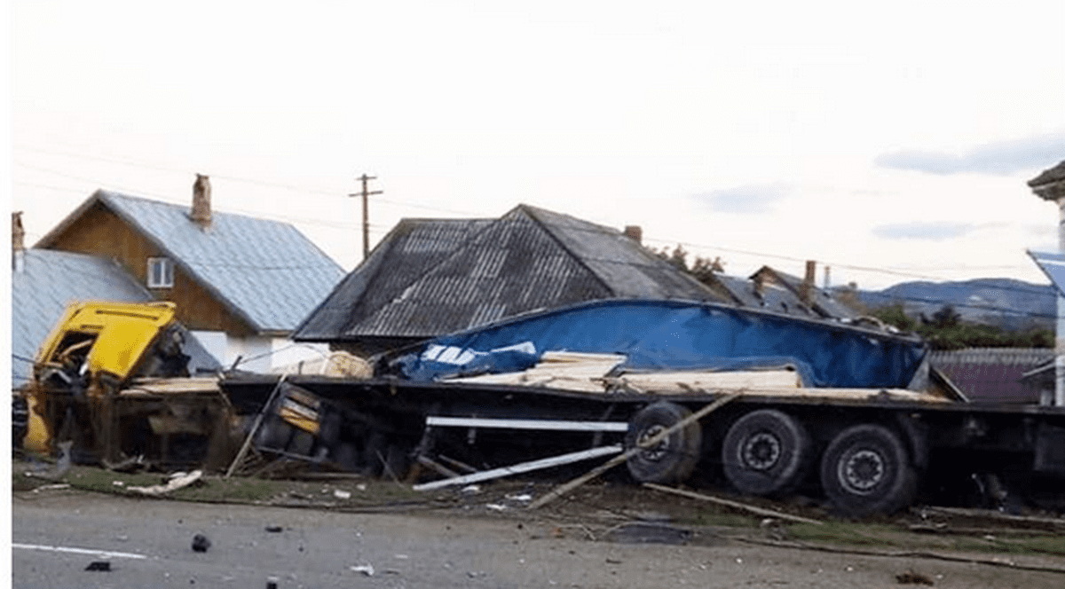 Accident grav la Săvineşti. Un TIR a ras o casă de pe marginea şoselei