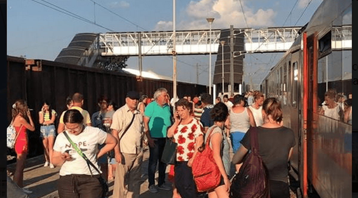 Tren Constanța București, oprit o oră și jumătate la Sărulești. Locomotiva s-a defectat