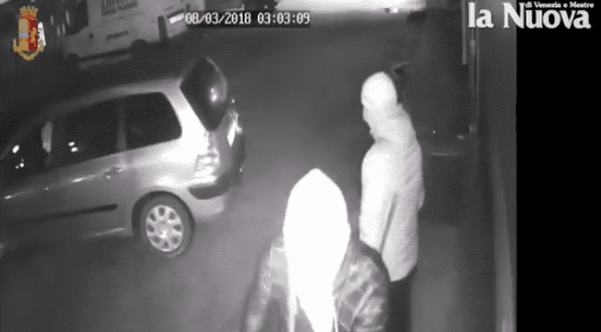 Hoți români, opriți cu focuri de armă în Italia. Captură video, din timpul operațiunii. În plină noapte, în imagine apar doi bărbați și o mașină