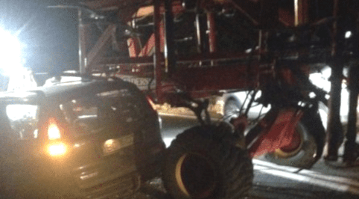 Un bărbat a murit strivit după coliziunea cu un utilaj agricol. Ce a mai rămas din mașină |VIDEO