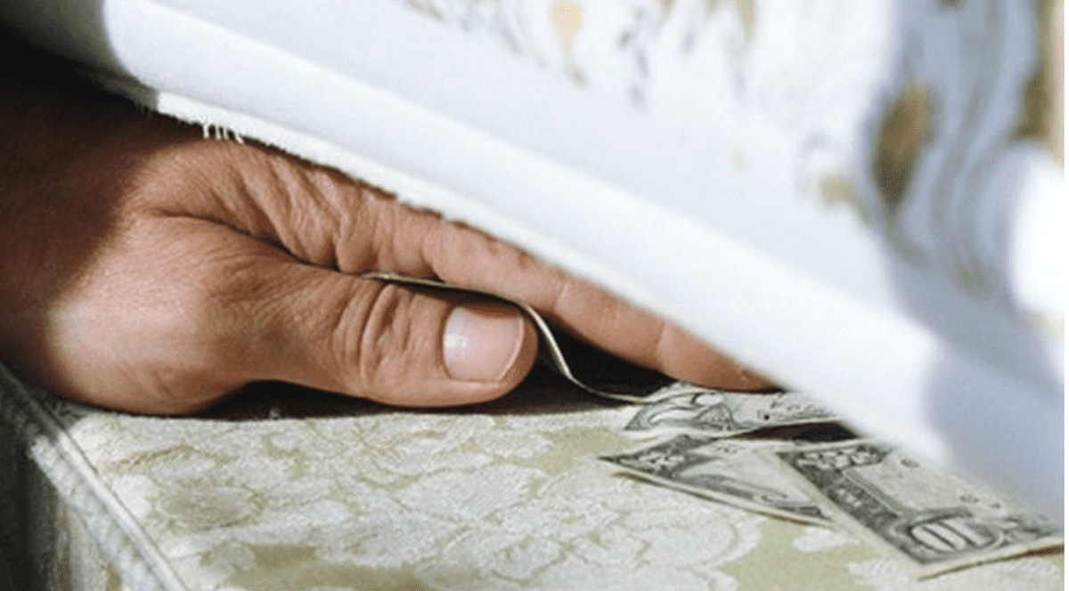 O bătrână din Iași a fost prădată de banii de la saltea. Hoții s-au dus direct în dormitor și au plecat cu 33.000 de lei