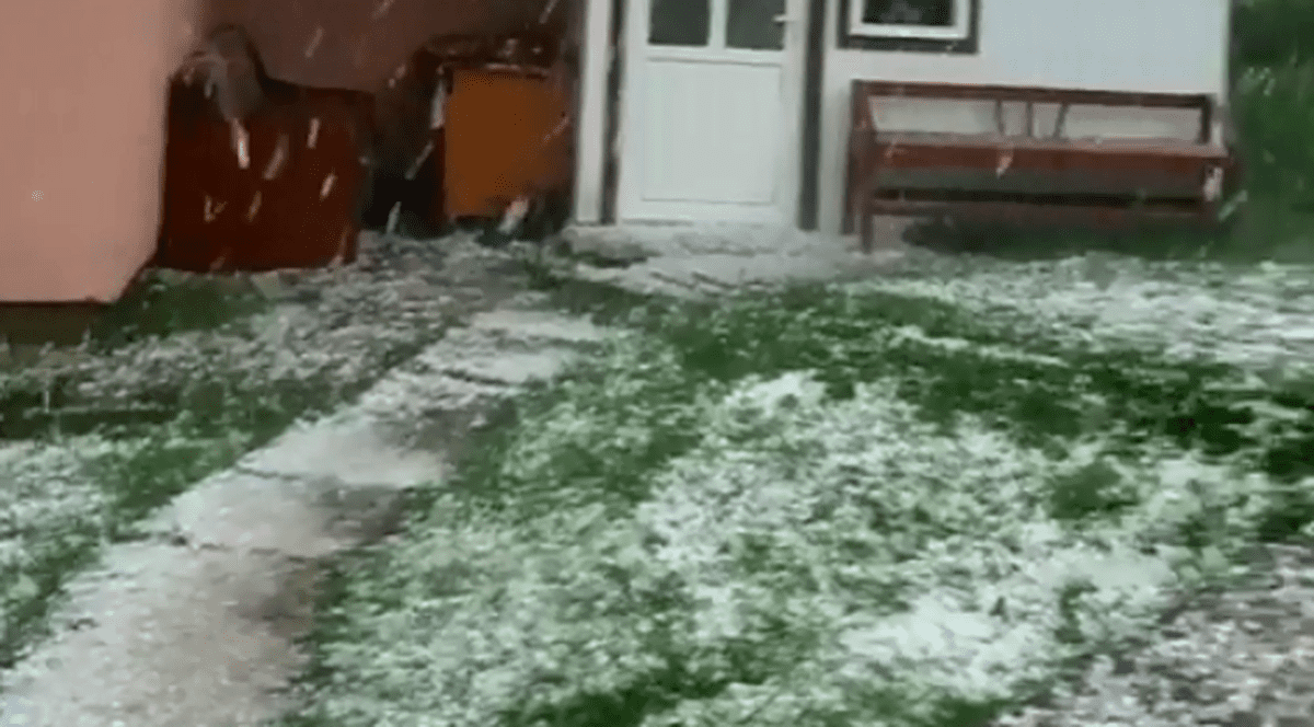 O ploaie cu grindină s-a abătut la mijlocul lunii august în Suceava. Bucăți mari de gheață la Măgura |VIDEO