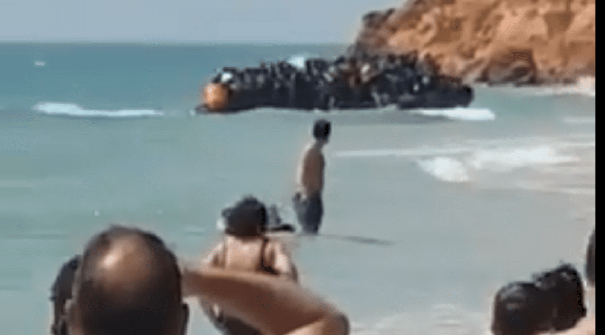 O navă cu imigranți a acostat pe o plajă de lux din Spania