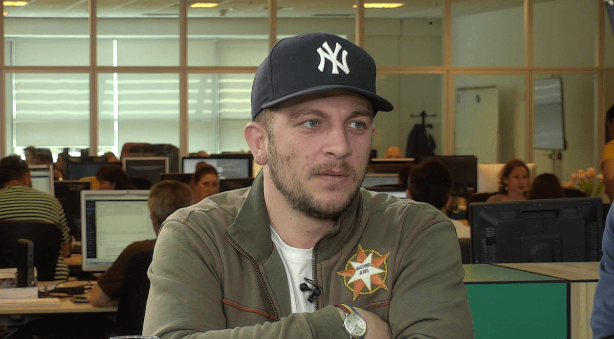 Ce spune rapperul Macanache, după ce a fost ridicat de polițiști. Amendat pentru că a lipit afișe pe stradă