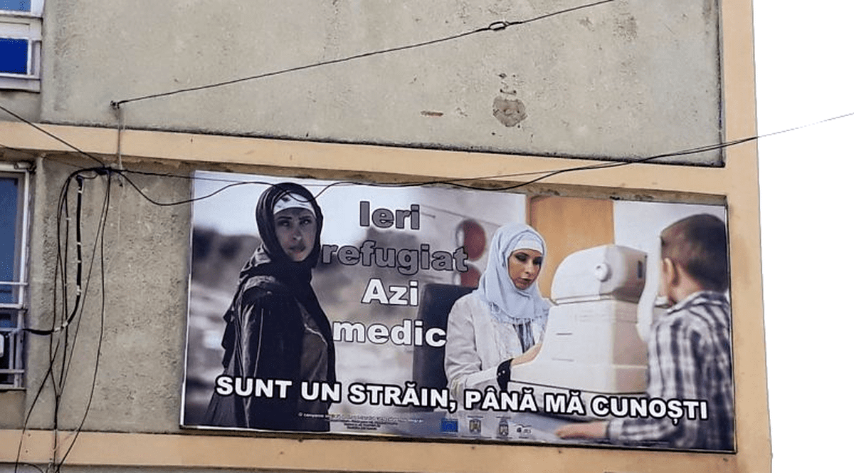 Un panou care promovează toleranța la adresa refugiaților, pus pe un bloc din Iași