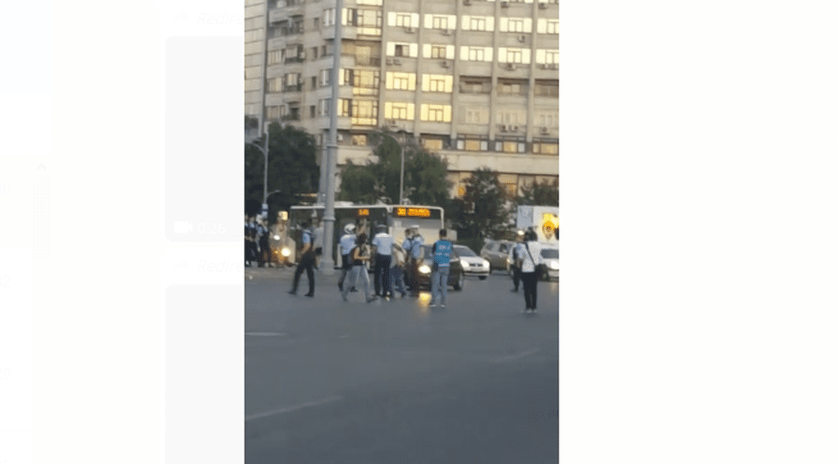 Un nou protest are loc în Piața Victoriei, pe 14 august. Captură video cu bărbatul care a blocat o stradă din Piața Victoriei, stând pe un scaun