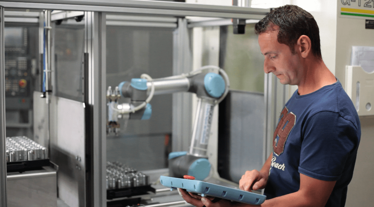 Românii lucrează cot la cot cu roboții. Cobot de la Universal Robots lângă care este un om