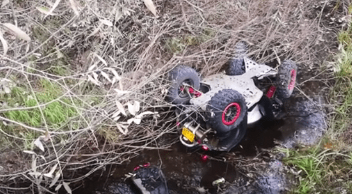 Sfârşit tragic pentru un tânăr de 24 de ani, din Dâmboviţa, după ce s-a răsturnat cu ATV-ul într-un pârâu