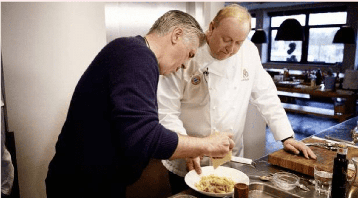 Carlo Ancelotti, preparând paste carbonara, asistat de chef Alfons Schuhbeck