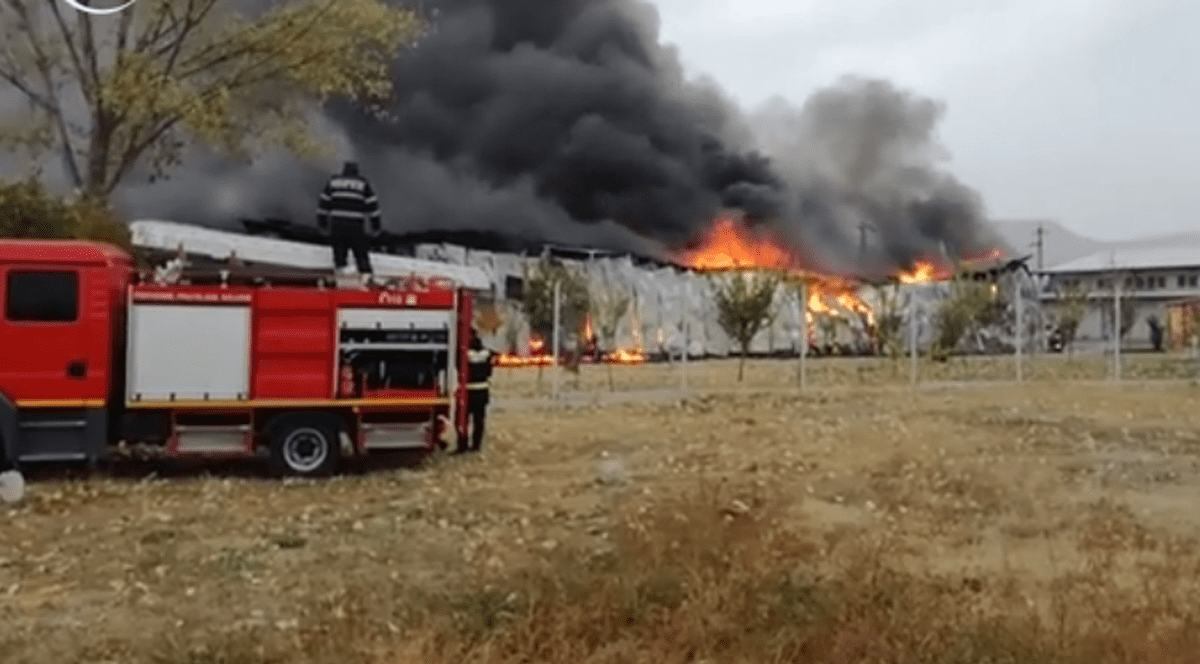 Incendiu puternic la o fabrică de textile din localitatea Măcin, judeţul Tulcea
