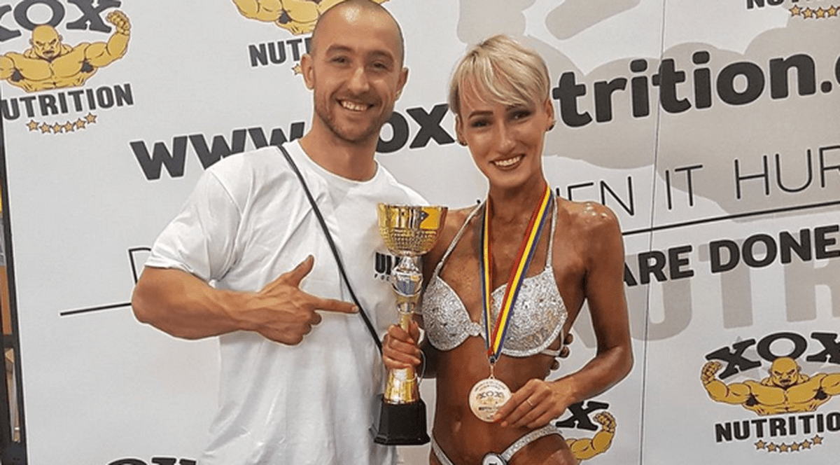 REPORTAJ/ Nu mai aude de la 2 ani, dar este campioană în viață și în sport. Hair stylista Maria Pavel a urcat pe podium la concursul național de culturism/ FOTO