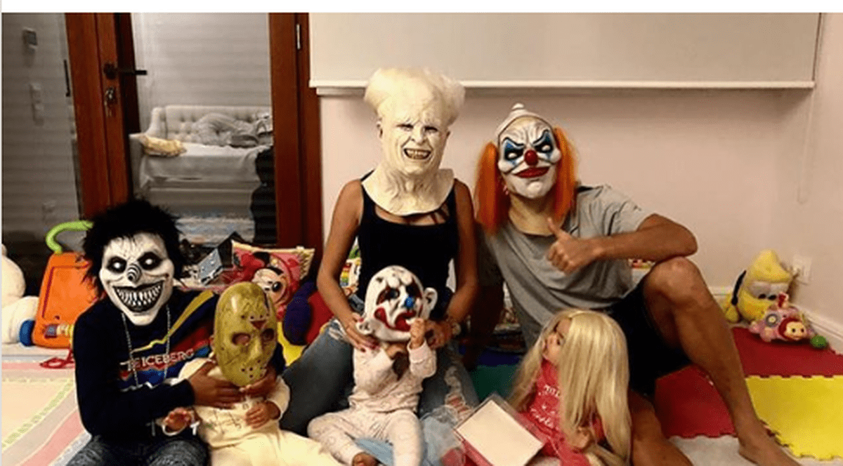 Cristiano Ronaldo s-a costumat pentru Halloween. Fotografia cu familia mascată a portughezului, virală