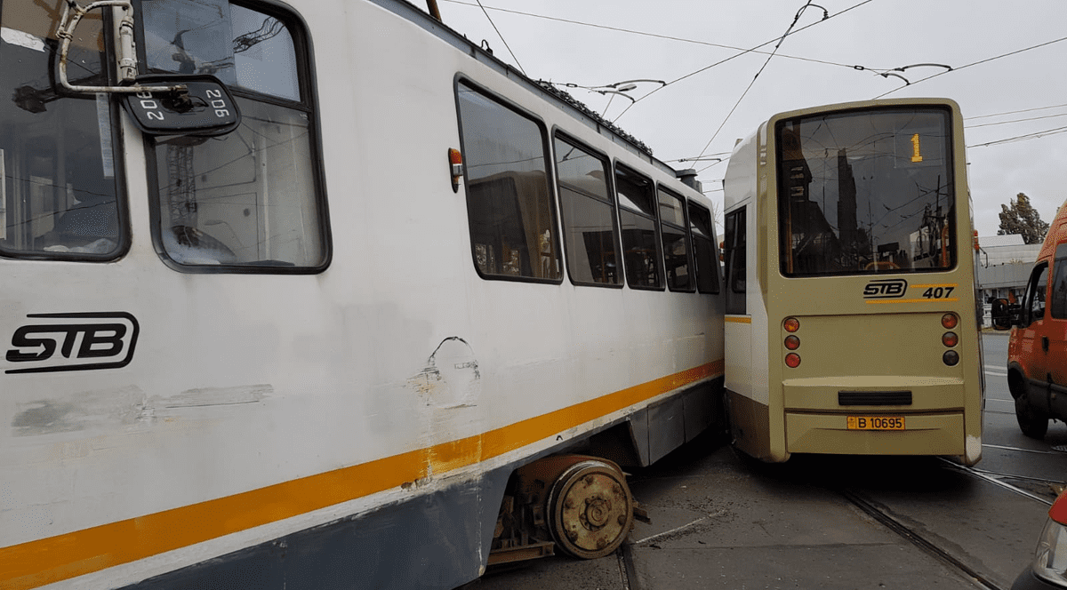 Două tramvaie s-au ciocnit în București, miercuri la prânz. O femeie a fost rănită la cap