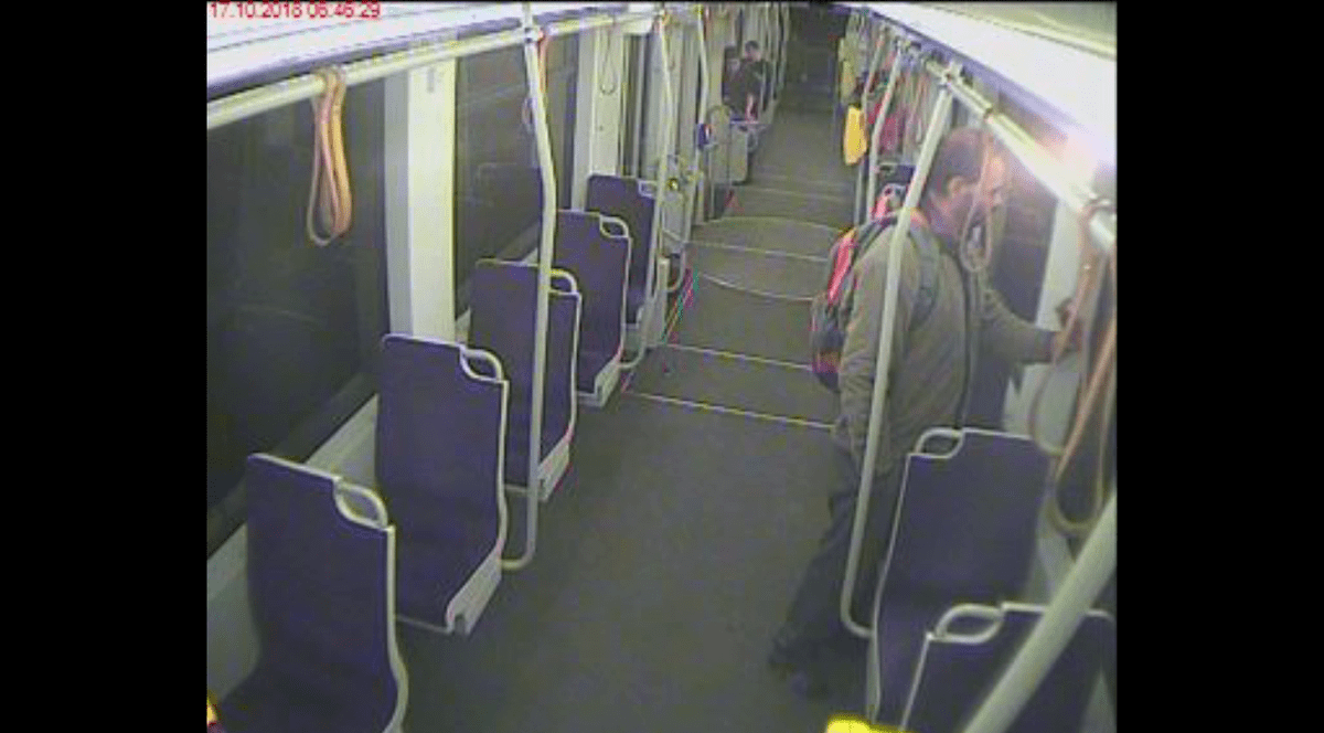 Un călător sparge geamul unui tramvai modernizat cu 500.000 de euro, la Timișoara. Scena, surprinsă de camera de supraveghere