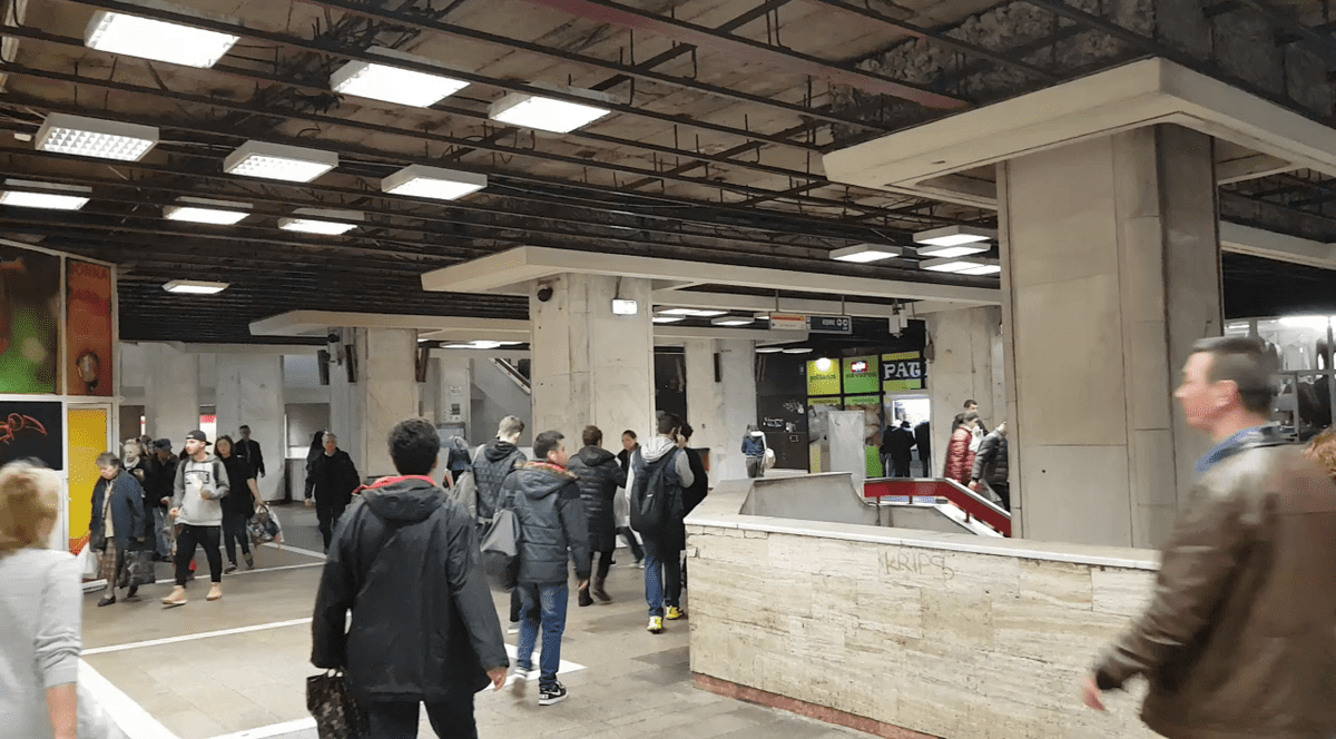 De mai mulţi ani, la staţiile de metrou Piaţa Unirii 1 şi 2 tavaul arată ca după o explozie în urma căreia nu a mai rămas decât scheletul de metal şi urme negre de funingine