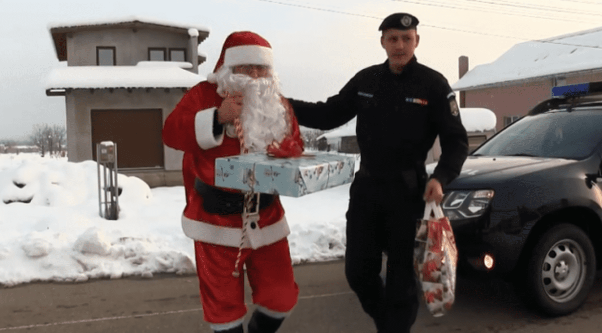 Moș Crăciun a oferit daruri orfanilor jandarmilor decedați