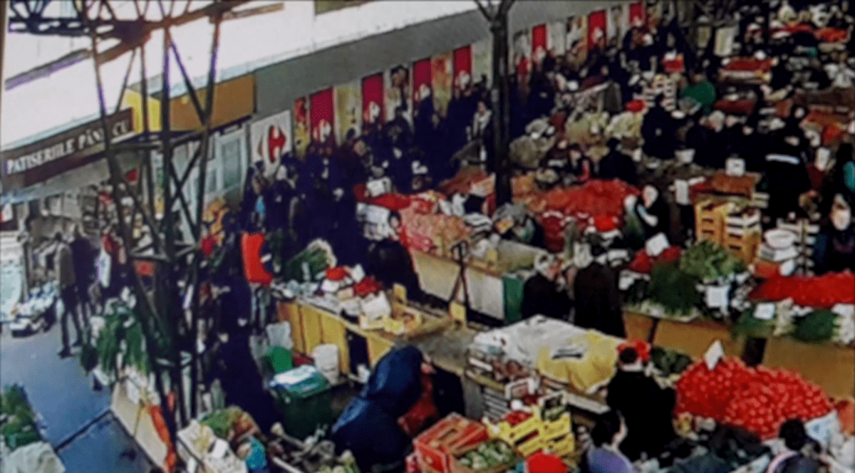 Două clanuri de rromi din Buzău s-au bătut cu farfurii în piață. Au folosit și un satâr