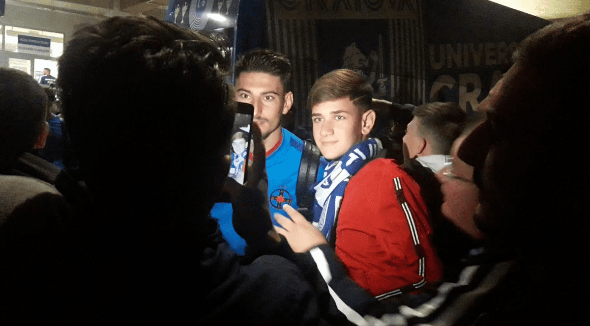 Fotbaliștii echipei FCSB au făcut selfie cu fanii Universității Craiova
