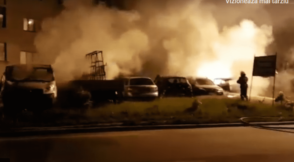 VIDEO/ Șase mașini incendiate într-o parcare din Curtea de Argeș