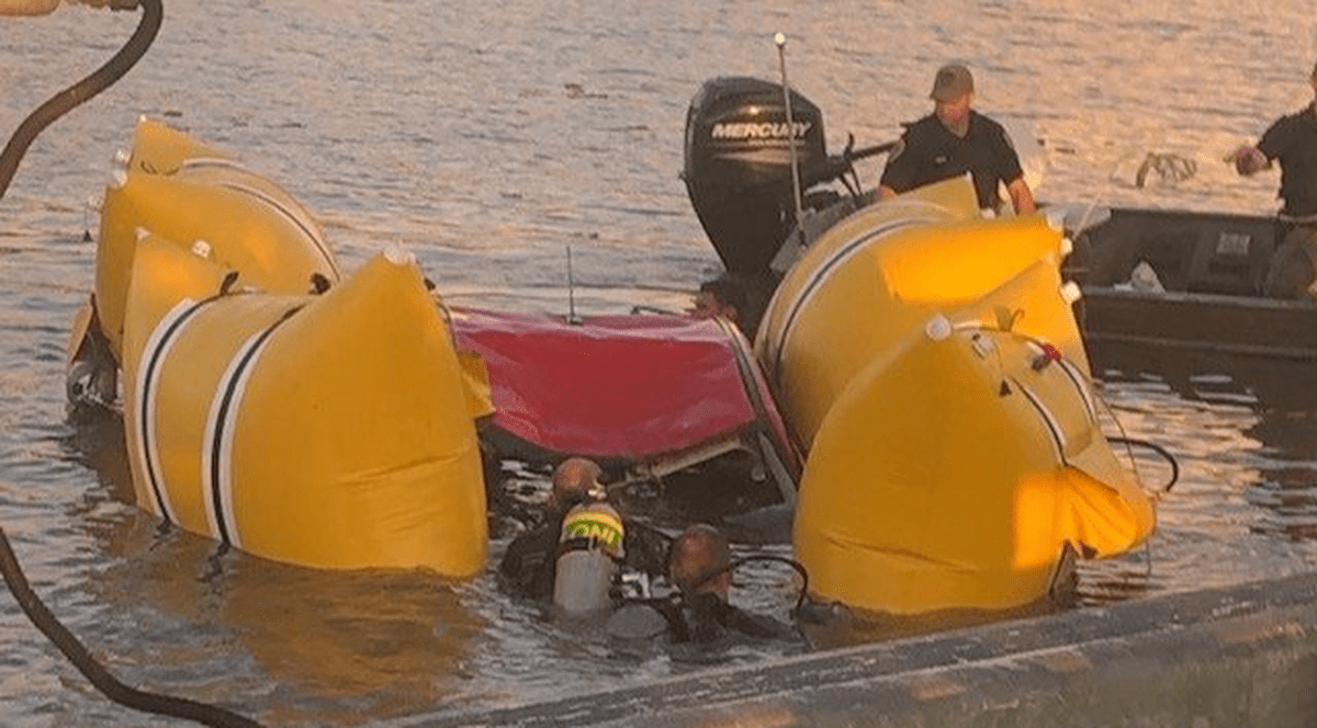 Doi bărbați din SUA au murit după ce au vrut să sară cu mașina pe un pod basculant